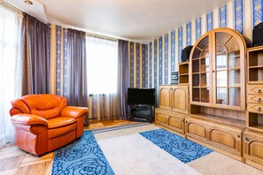 Basic-Apartment, 2 Schlafzimmer | Wohnbereich | Flachbildfernseher