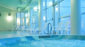 A swimming pool area with lounge chairs and a hot tub. - Menard Aoyama Resort Hotel Schönvert (Iga)