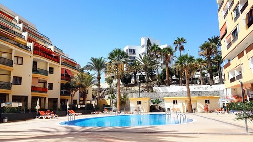 Oceanfront apartment with air conditioning, Wifi, pool, parking and TV.