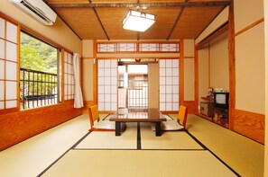 傳統四人房 (Japanese Style) | 客房內保險箱、遮光布/窗簾、免費無線上網