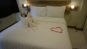 Desk, rollaway beds, bed sheets - Haramayne Suites (Puerto Princesa)