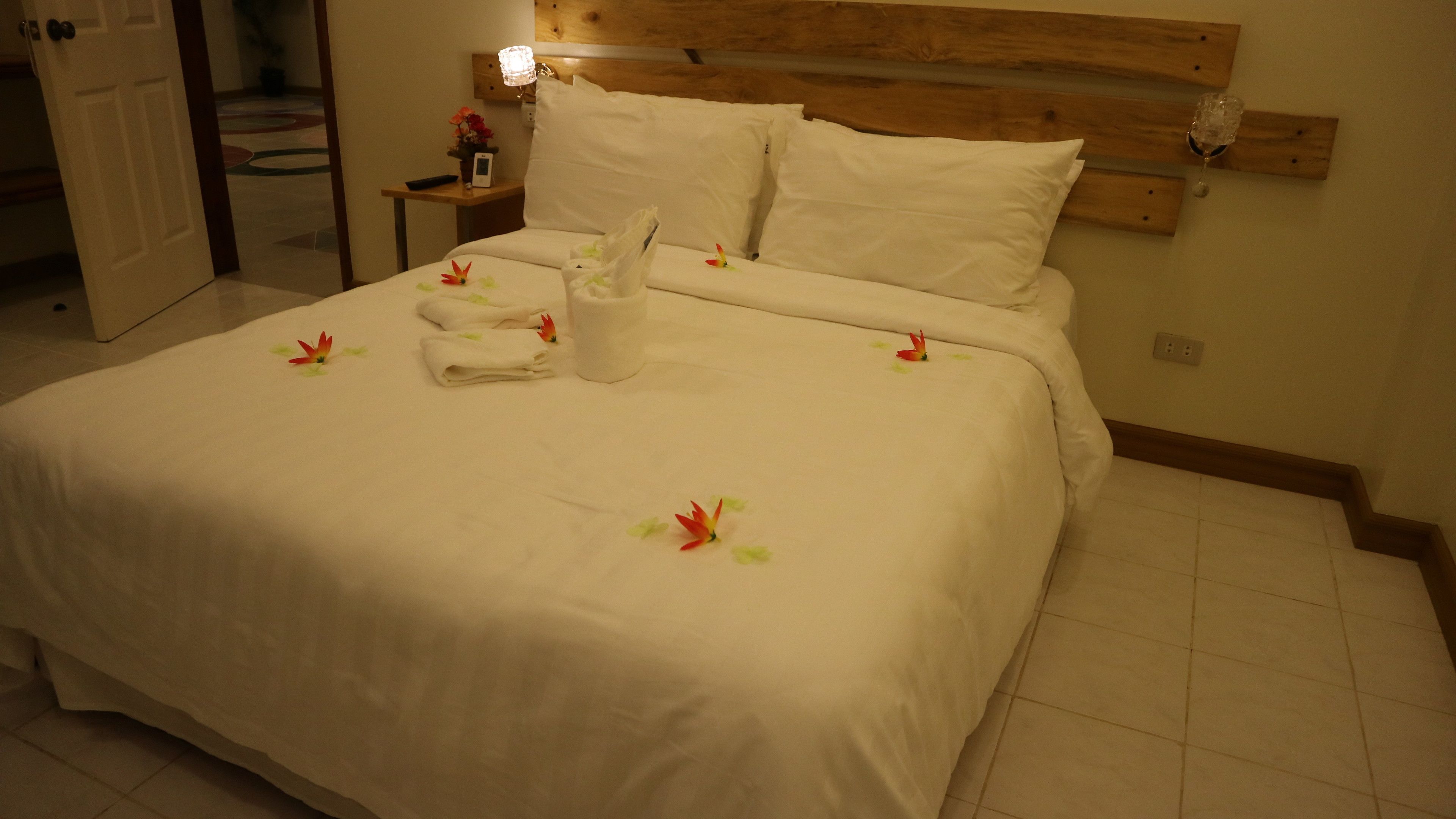 standard double room | desk, rollaway beds, bed sheets