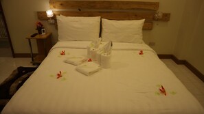 Quarto casal standard | Escrivaninha, camas extras/dobráveis (sobretaxa), roupa de cama