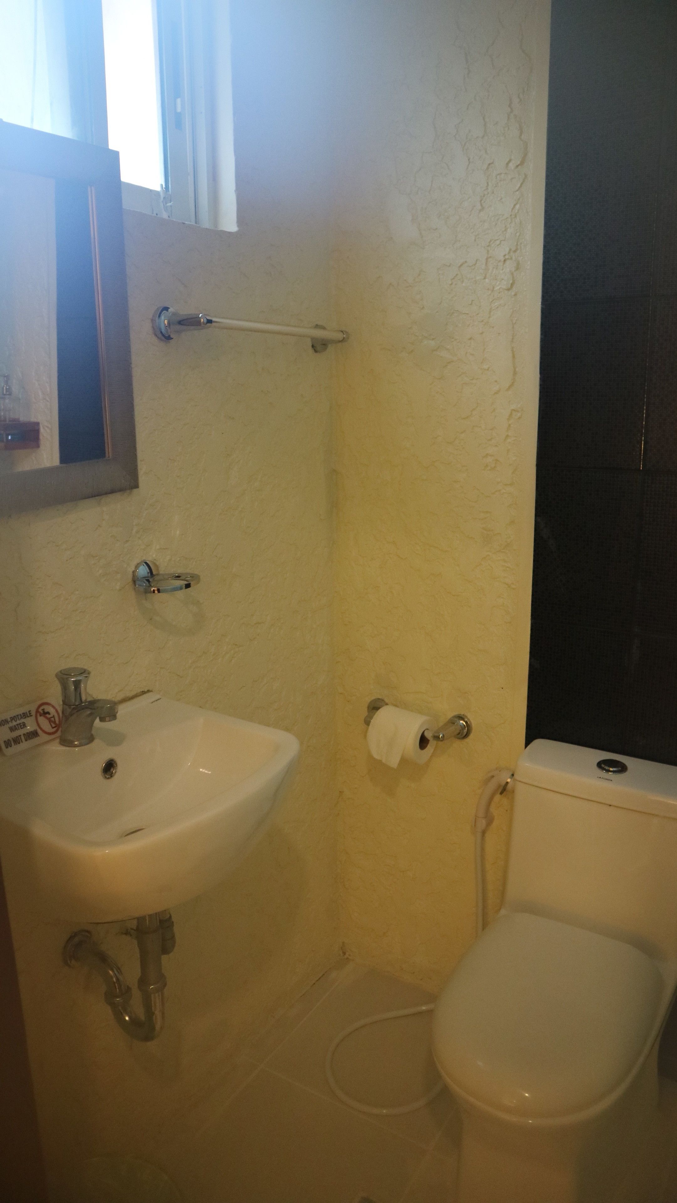 standard twin room | bathroom | shower, free toiletries, towels