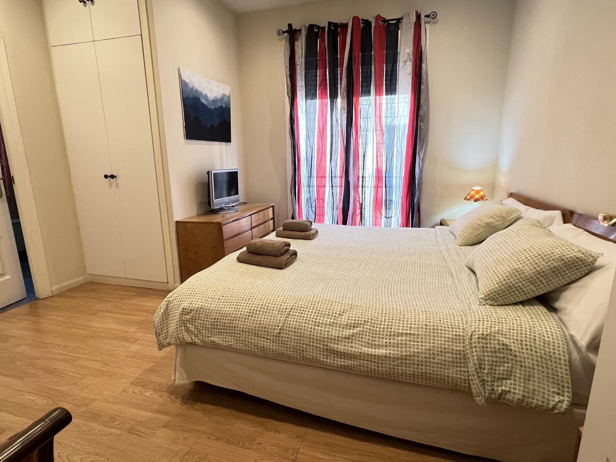 1 soverom, strykejern/-brett, internettilgang og sengetøy