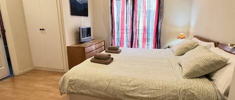 1 soverom, strykejern/-brett, internettilgang og sengetøy