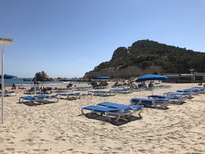 Playa en los alrededores, camastros y toallas de playa 