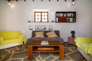 Téléviseur connecté, foyer, lecteur de DVD, livres