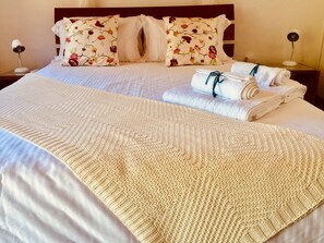 3 bedrooms, iron/ironing board, travel cot, free WiFi - Traditional Character House in unspoilt Cyprus village, sea views, private pool (Larnaca)