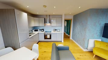 Departamento superior, 2 habitaciones, con acceso para personas discapacitadas, vista a la ciudad | Cocina privada | Refrigerador con congelador, microondas, horno y parrilla de estufa
