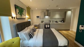 Basic Studio, 1 King Bed, Kitchenette | Premium bedding, soundproofing, iron/ironing board, free WiFi