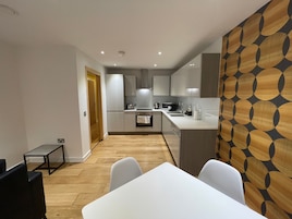 Full-size fridge, microwave, oven, stovetop