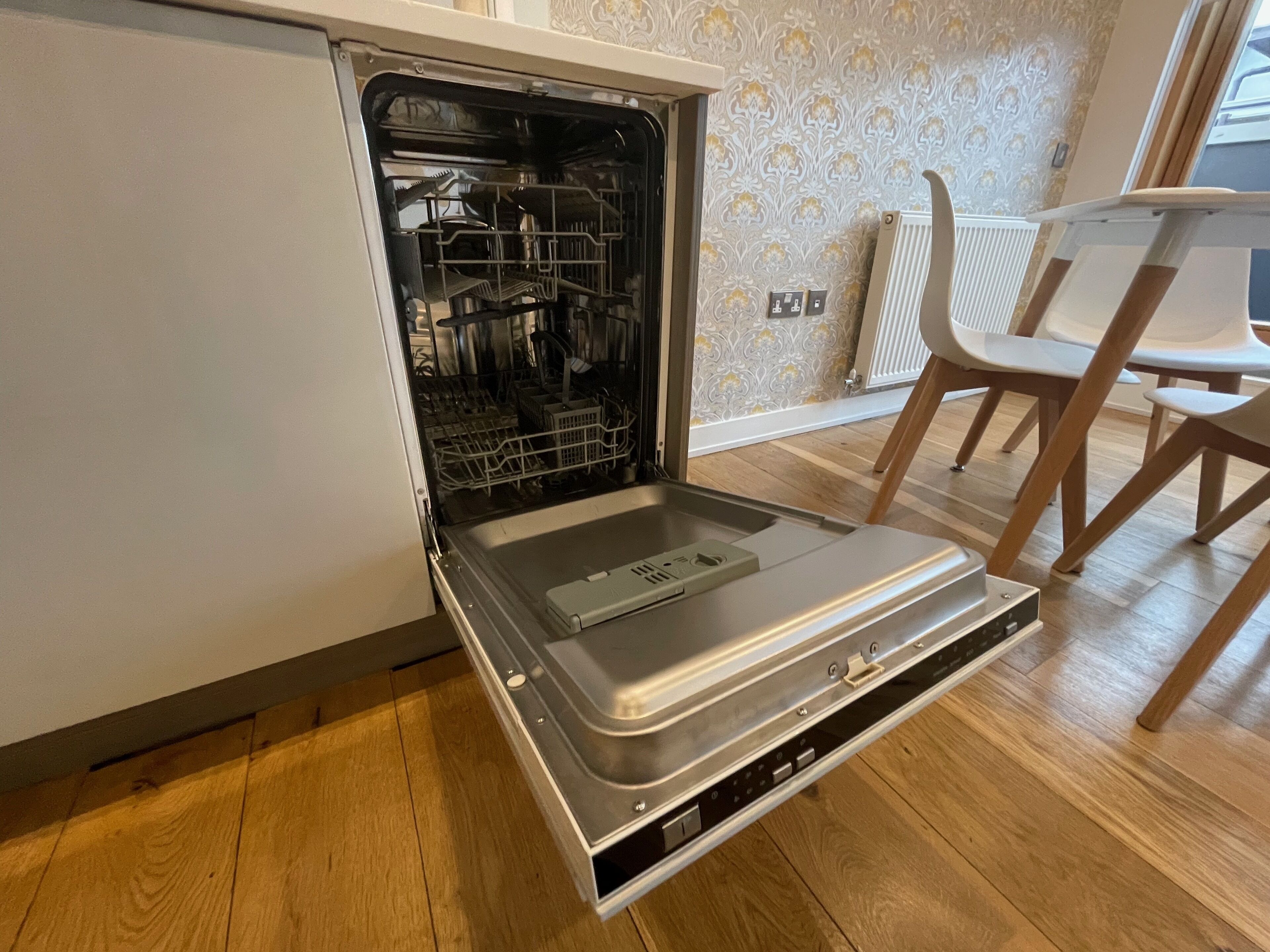 full-sized fridge, microwave, oven, stovetop