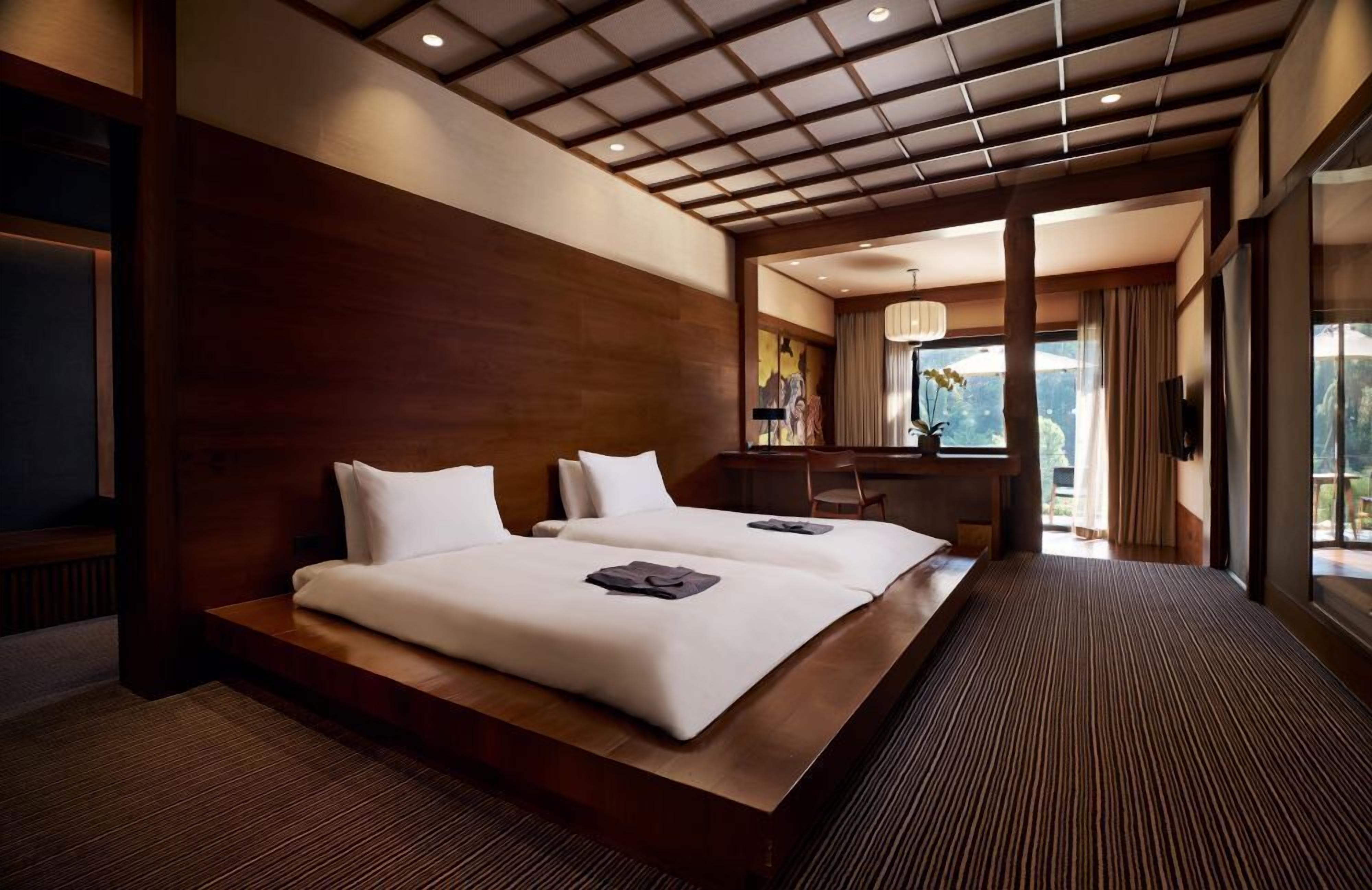 Bộ đồ giường kháng dị ứng, két bảo mật tại phòng, bàn, màn/rèm cản sáng 