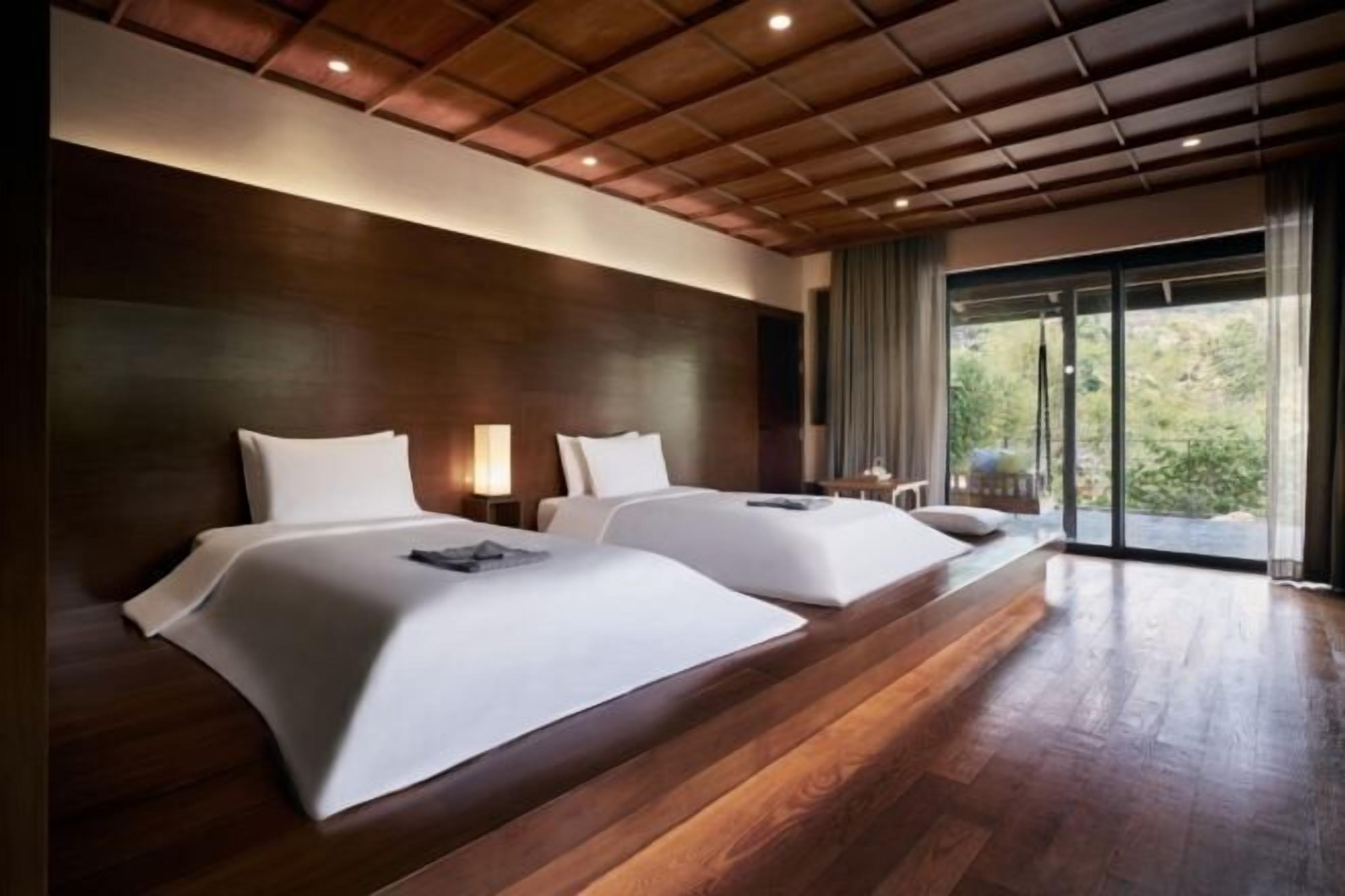 Hypo-allergenic bedding, in-room safe, desk, blackout curtains