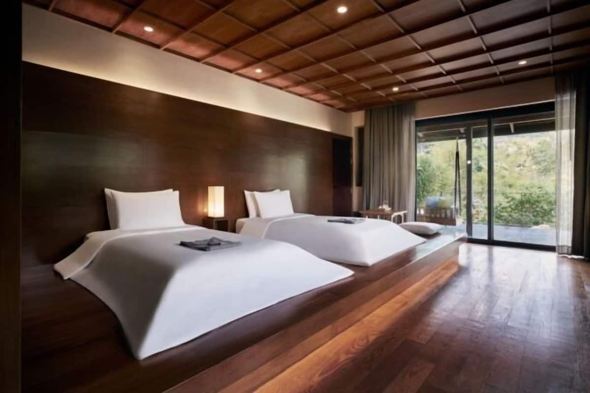 Hypo-allergenic bedding, in-room safe, desk, blackout curtains