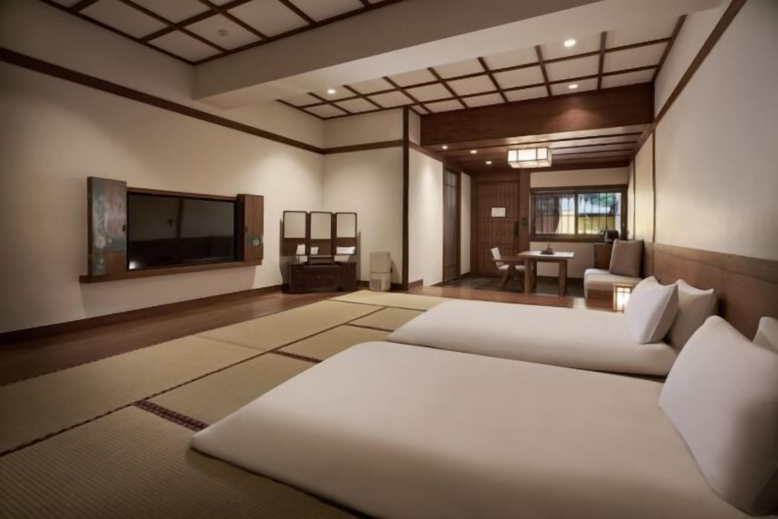 Hypo-allergenic bedding, in-room safe, desk, blackout curtains