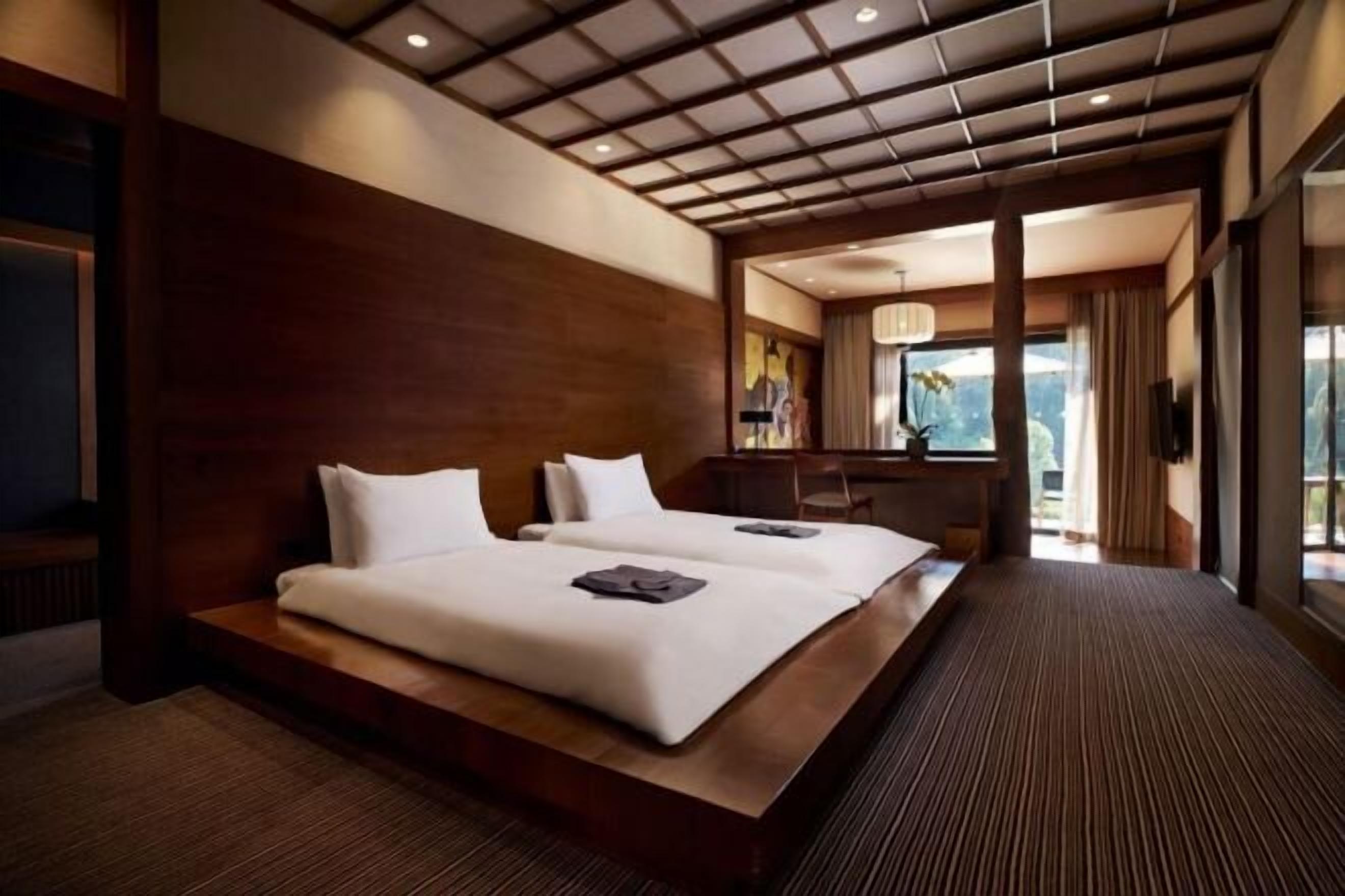 Hypo-allergenic bedding, in-room safe, desk, blackout curtains