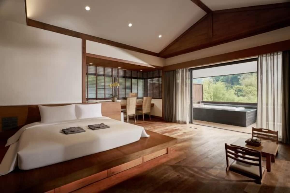 Hypo-allergenic bedding, in-room safe, desk, blackout curtains