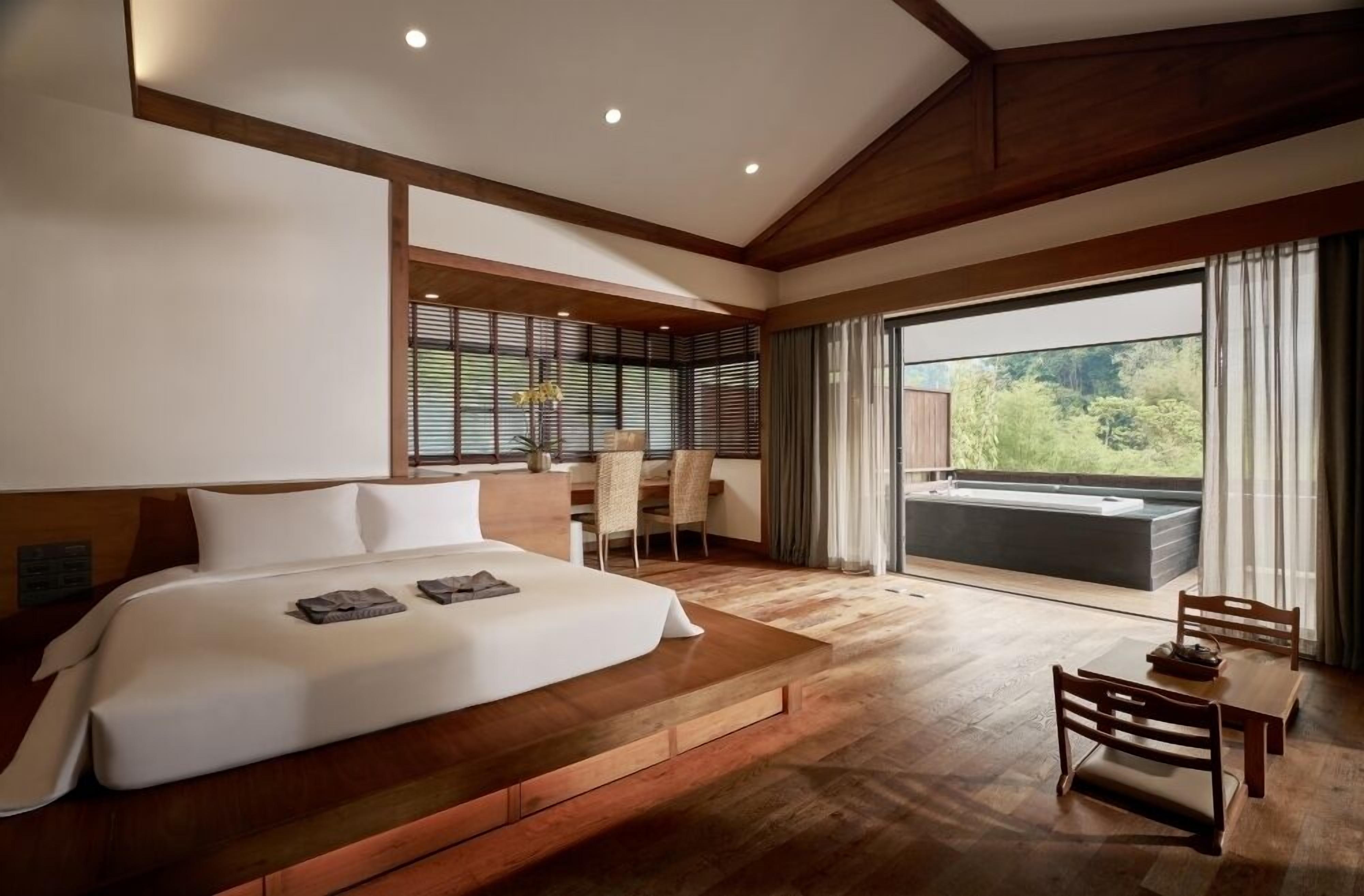 One  Bedroom Royal Residence | Bộ đồ giường kháng dị ứng, két bảo mật tại phòng, bàn, màn/rèm cản sáng 