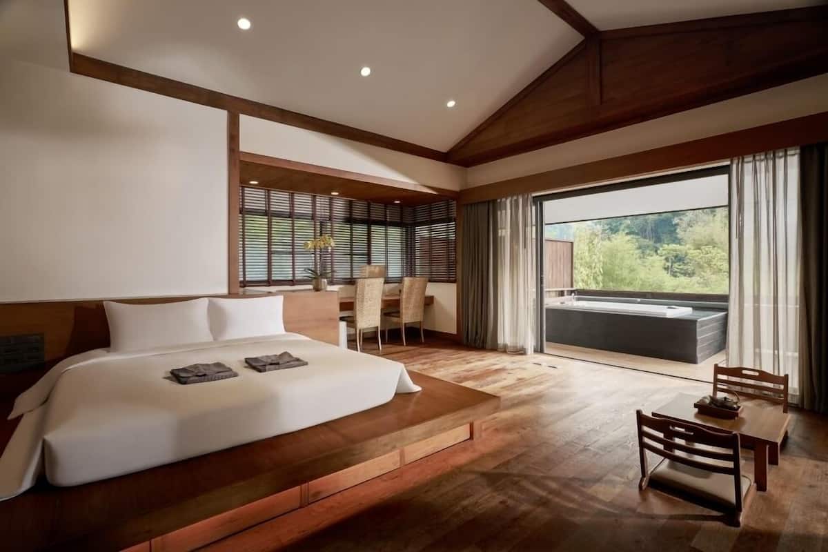 One Bedroom Royal Residence | Hypo-allergenic bedding, in-room safe, desk, blackout curtains