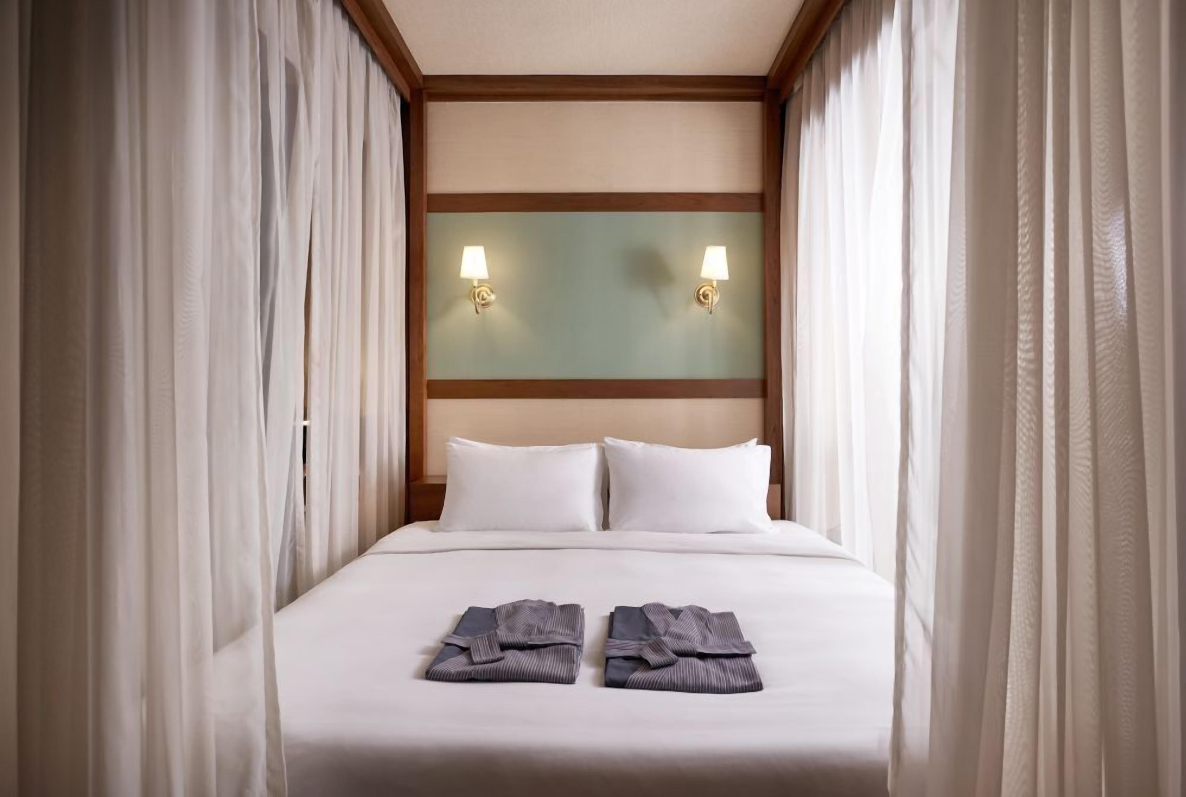 One Bedroom Emperor Suite (Adults Only) | Bộ đồ giường kháng dị ứng, két bảo mật tại phòng, bàn, màn/rèm cản sáng 