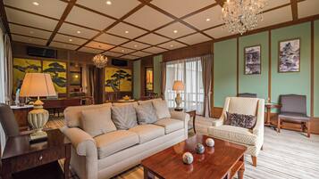 One Bedroom Emperor Suite (Adults Only) | Área de sala de estar | Smart TV de 55 pulgadas con canales por cable y televisión