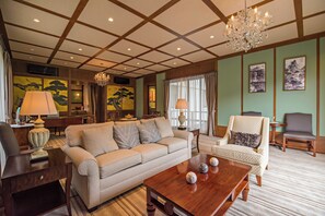 One Bedroom Emperor Suite (Adults Only) | Khu phòng khách | Smart TV 55-inch có truyền hình cáp, TV 