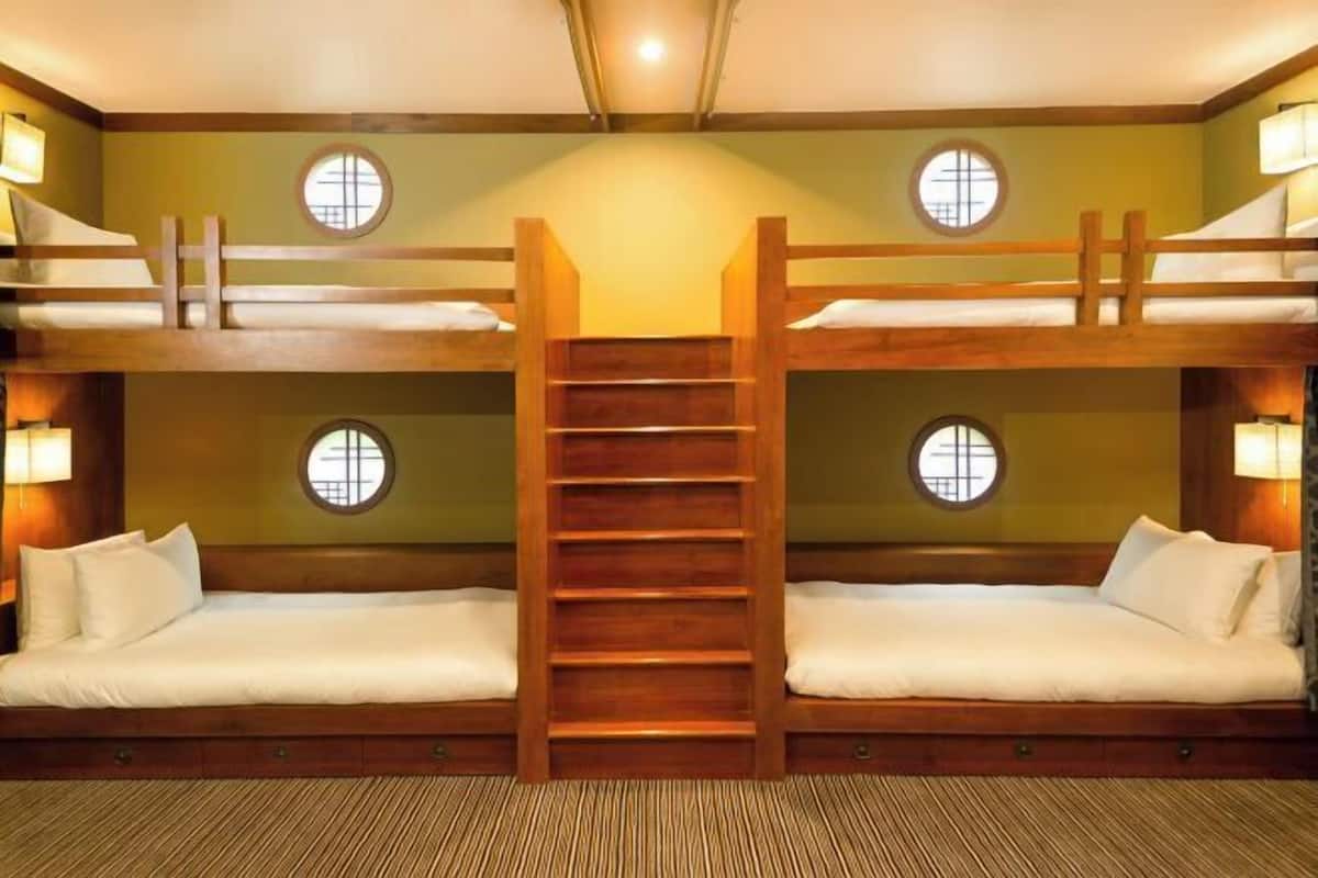 Hypo-allergenic bedding, in-room safe, desk, blackout drapes