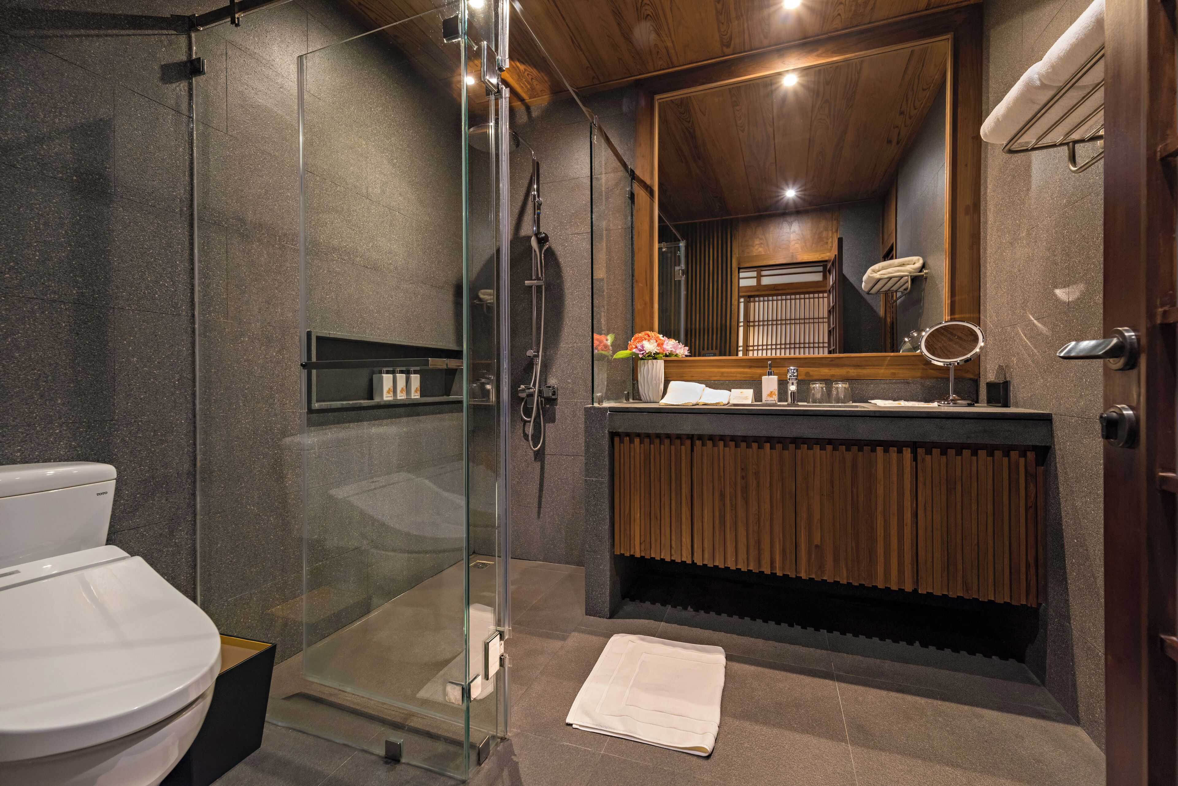 separate bathtub and shower, rainfall showerhead, free toiletries