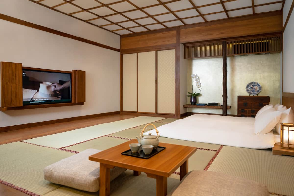 Grand Tatami Onsen Suite | Hypo-allergenic bedding, in-room safe, desk, blackout drapes