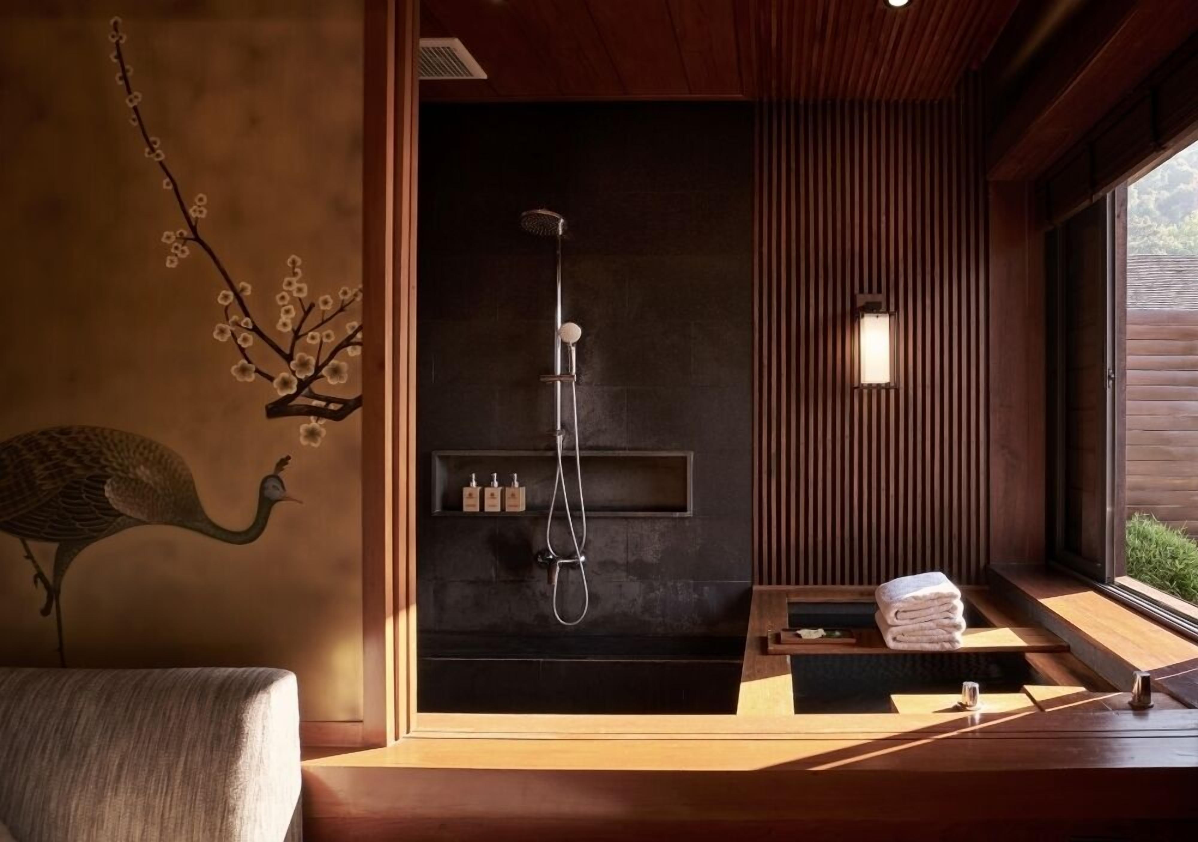 Une salle de bain moderne avec une douche, un meuble-lavabo en bois et une fresque représentant un paon.