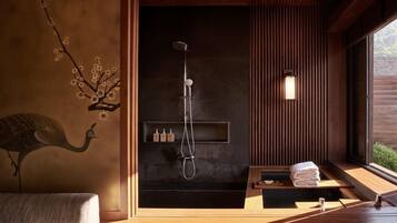Une salle de bain moderne avec une douche, un meuble-lavabo en bois et une fresque représentant un paon.