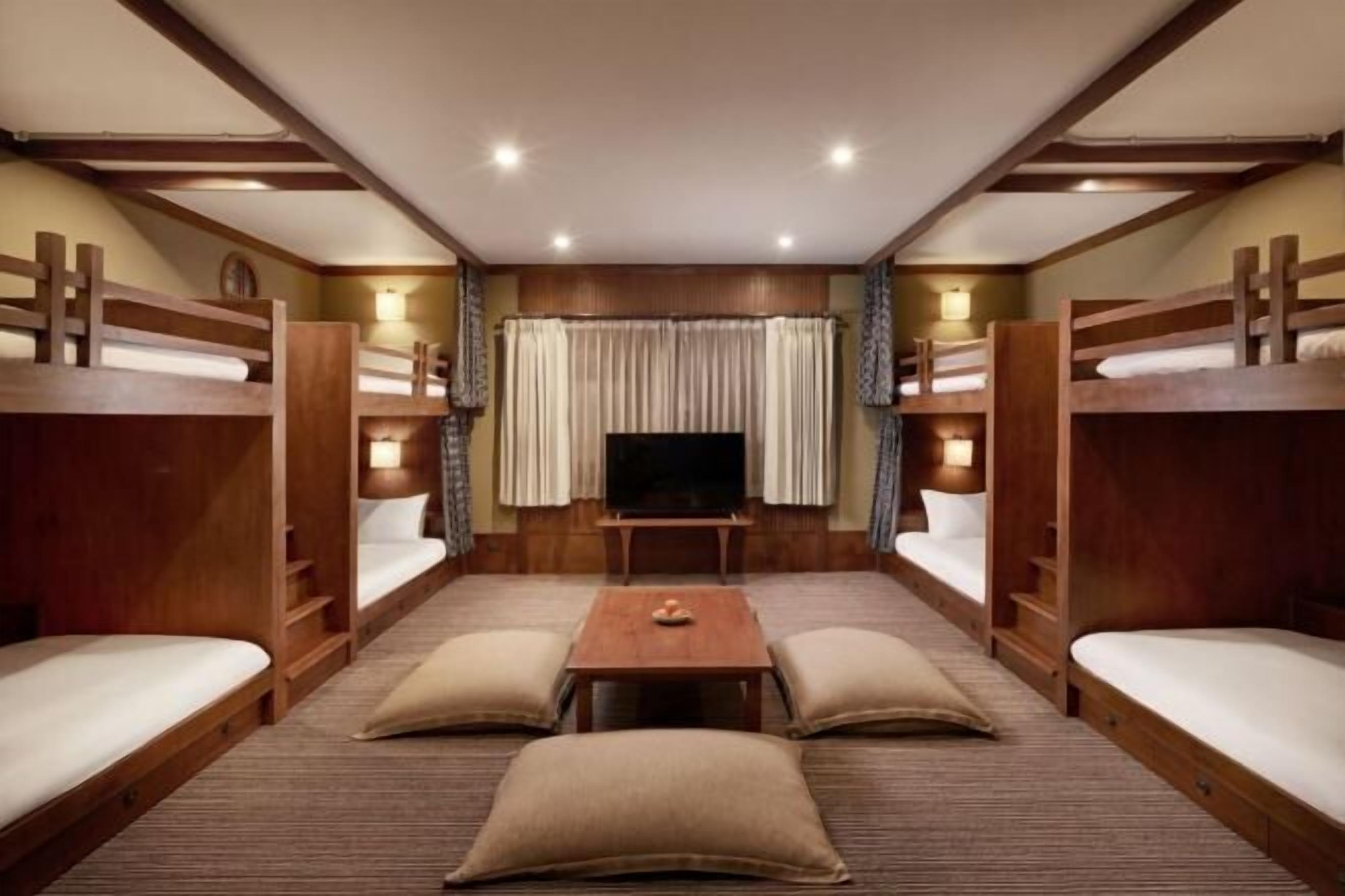 Hypo-allergenic bedding, in-room safe, desk, blackout curtains