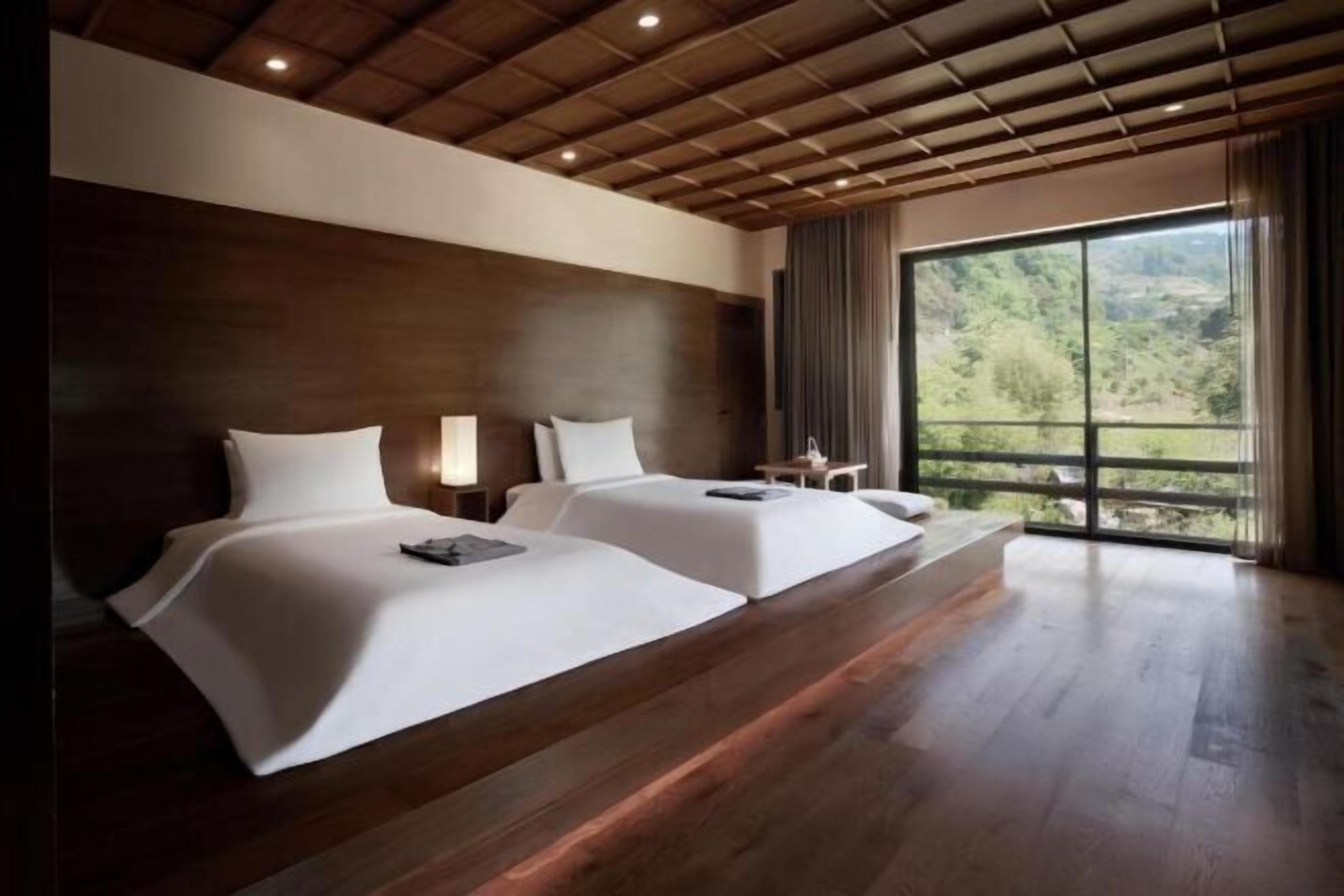 Hypo-allergenic bedding, in-room safe, desk, blackout curtains