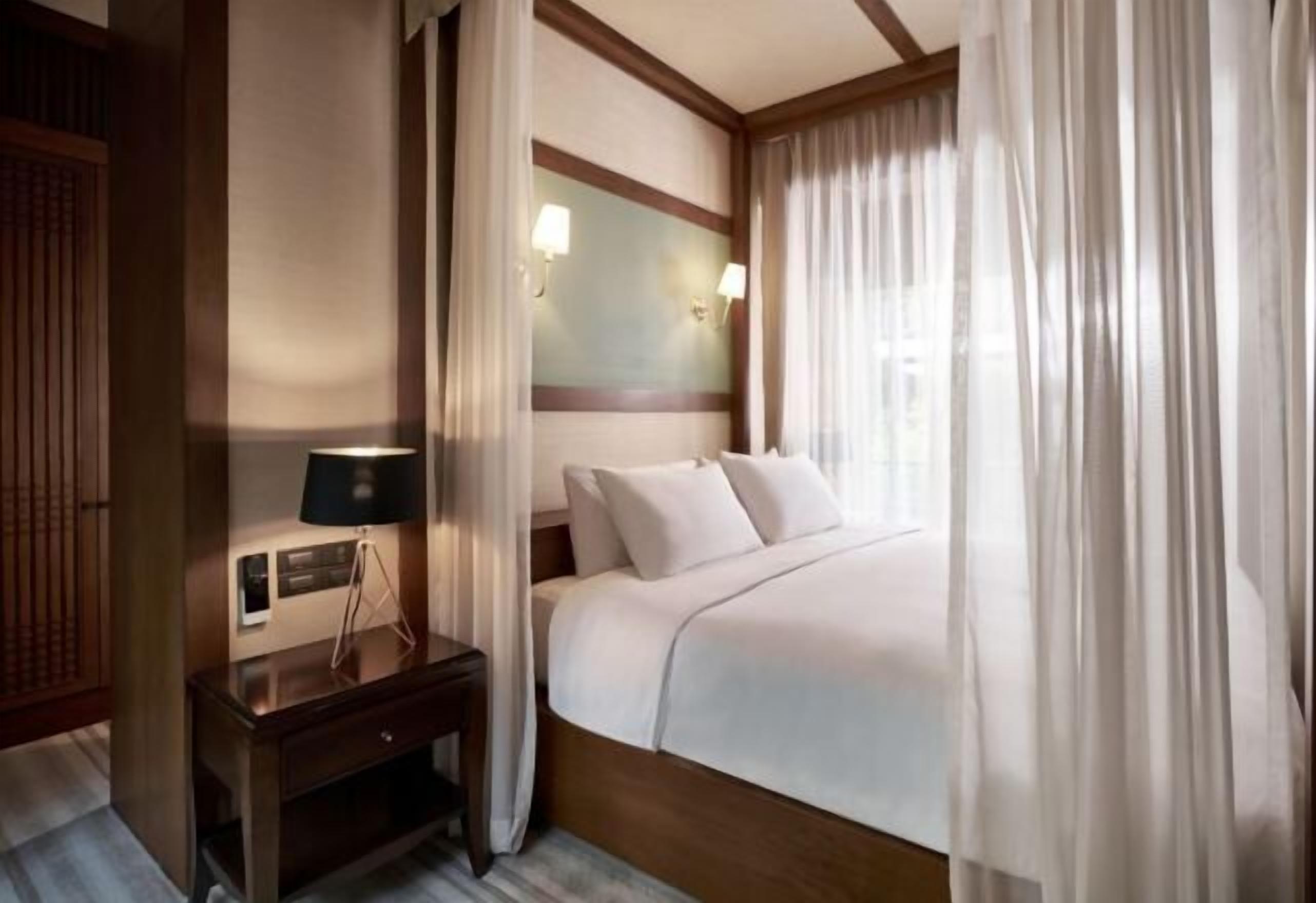 Hypo-allergenic bedding, in-room safe, desk, blackout curtains