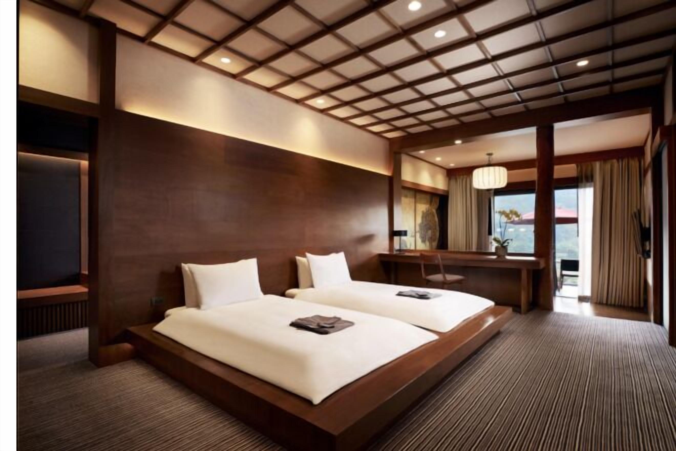 Hypo-allergenic bedding, in-room safe, desk, blackout curtains