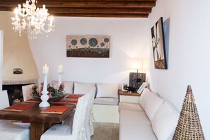 公寓 | 起居区 | 平板电视、壁炉、DVD 播放器