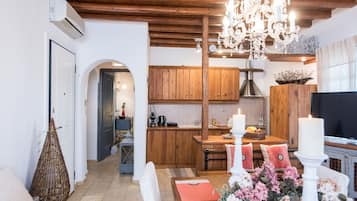 Departamento | Cocineta privada | Refrigerador, microondas, horno y parrilla de estufa