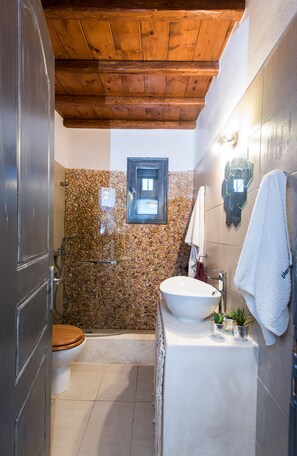 公寓 | 浴室 | 深泡浴缸、免费洗浴用品、吹风机、毛巾