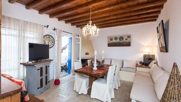 Apartment | Ruang tamu | TV skrin rata, pendiangan, pemain DVD