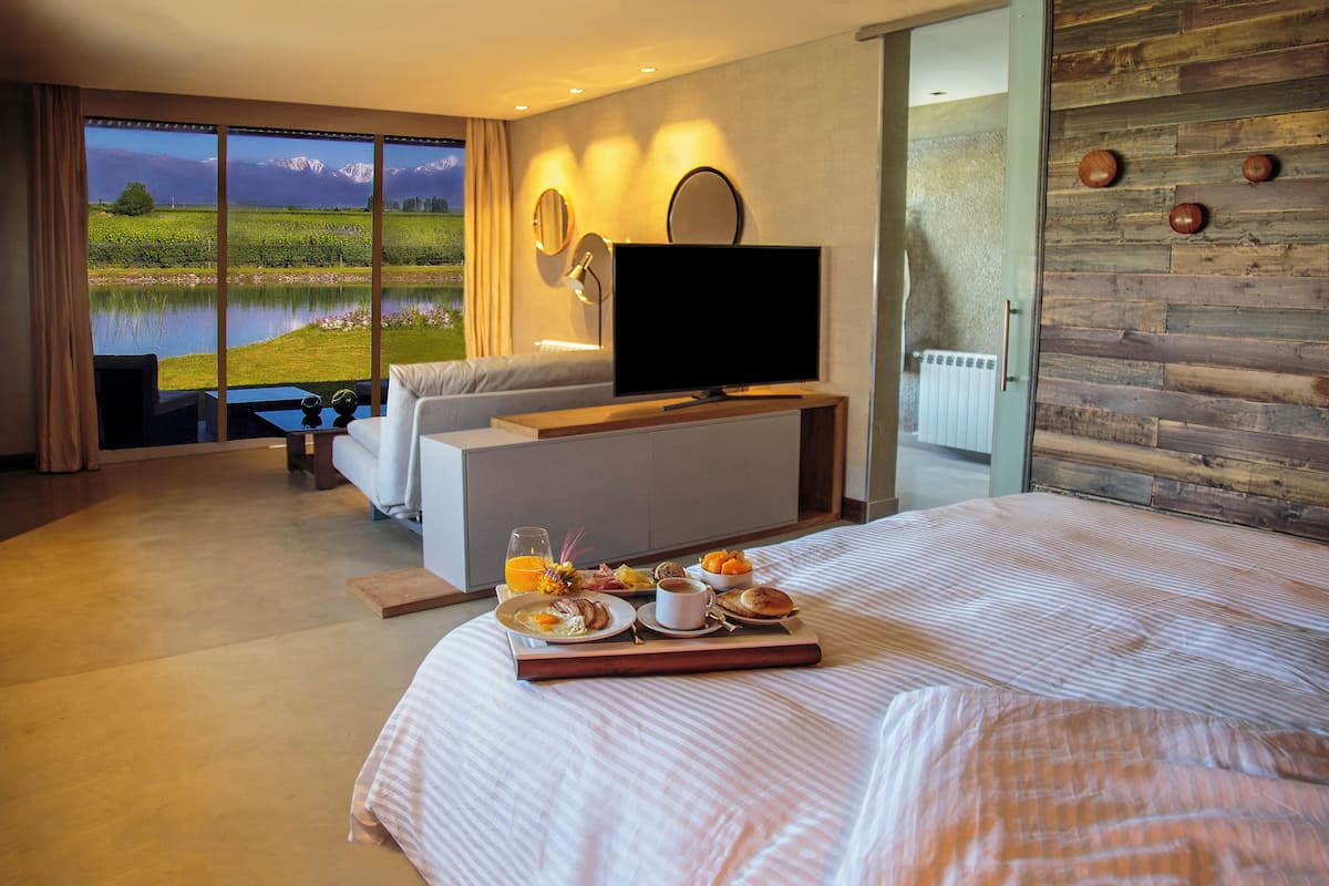 2 habitaciones, cubrecamas y minibar