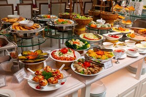 Desayuno buffet diario (VND 350000 por persona)
