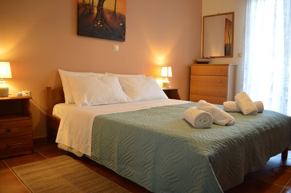 2 bedrooms, desk, iron/ironing board, WiFi