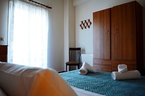 2 bedrooms, desk, iron/ironing board, WiFi - J&B Family life houset in Agios Matheos (Ag. Mattheos)