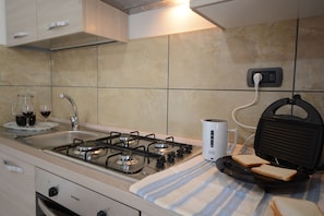 Réfrigérateur, micro-ondes, four, plaque de cuisson