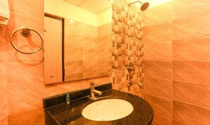 Habitación estándar | Baño | Regadera, amenidades de baño gratuitas, toallas