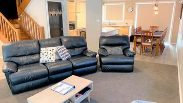 Townhouse | Area keluarga | TV layar datar dan pemutar DVD