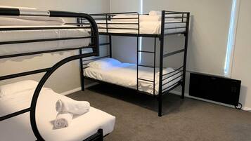 Townhouse | 2 kamar tidur, setrika/meja setrika, Wi-Fi gratis, dan seprai linen