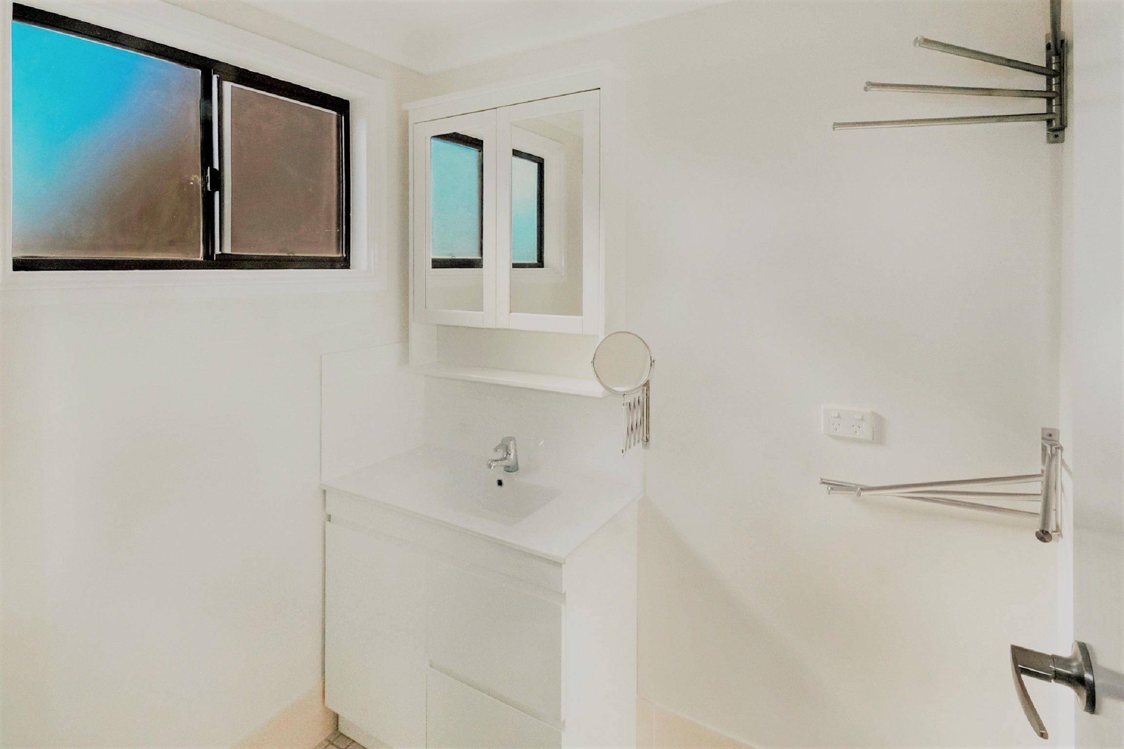Nhà liên kế | Phòng tắm | Buồng tắm vòi sen, đồ dùng nhà tắm miễn phí, khăn tắm 